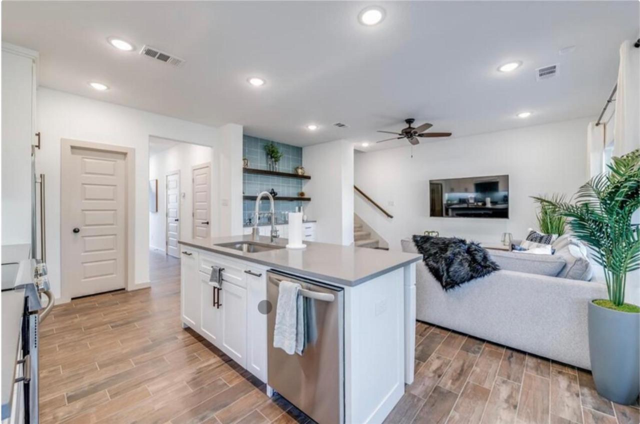Stylish Townhome Near At&T Stadium, Globe Life, Six Flags & More Arlington Eksteriør bilde
